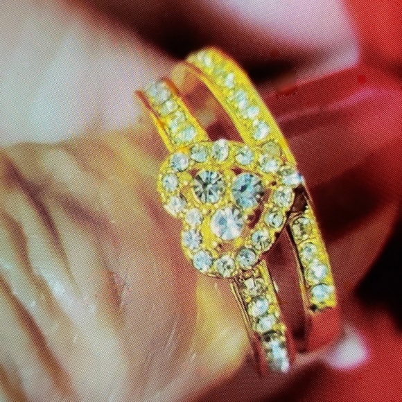 NWT 2PC Engagement setrhinestones heart shape, gold tone size 7 - Picture 7 of 9